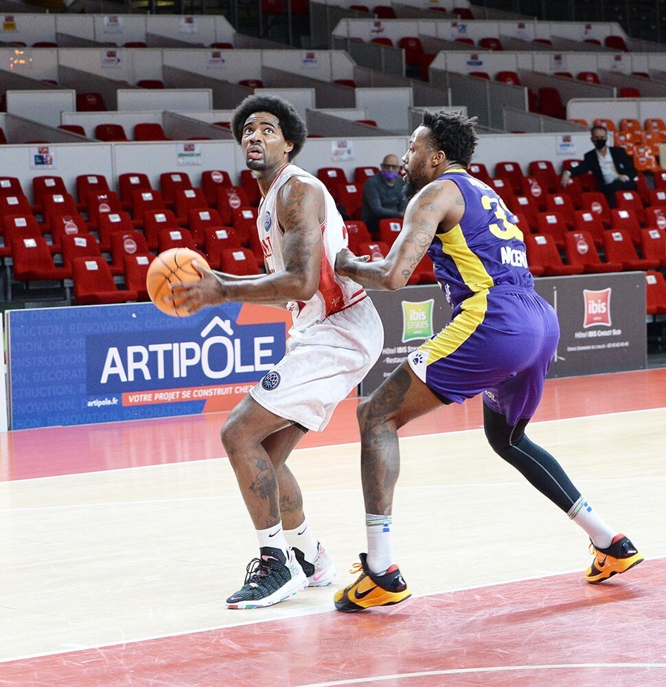 ארון ג'ונס נתקל בהגנה החולונית (צילום: FIBA PHOTO) ארון ג'ונס מנסה לקלוע