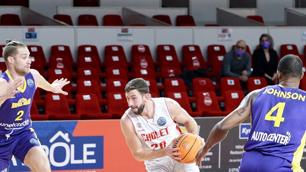 מייקל סטוקטון מנסה לקלוע (צילום: FIBA PHOTO) ארון ג'ונס מנסה לקלוע