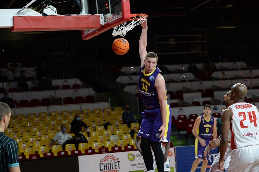 דה זאו מטביע את שולה (צילום: FIBA PHOTO) דה זאו מטביע