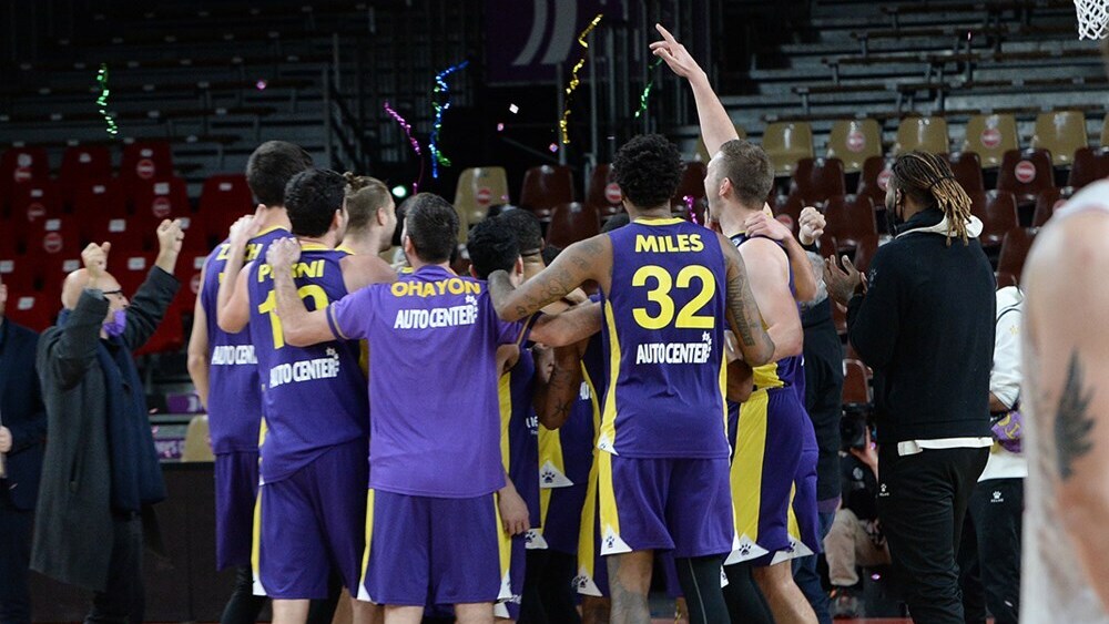 שחקני חולון חוגגים בסיום (צילום: FIBA PHOTO) שחקני חולון חוגגים