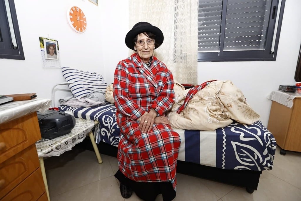 Yafa Simhon in her apartment (Photo: Gadi Kablo) ניצולת השואה יפה שמחון