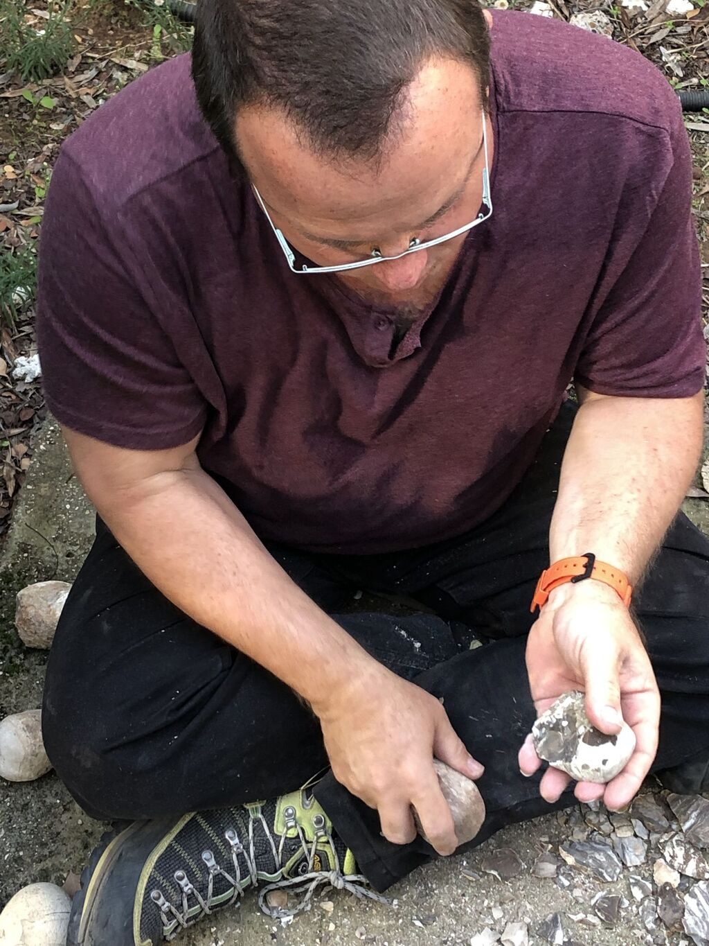 פרופ' רן ברקאי מסתת העתק של כלי קיצוץ וחיתוך לצורך בדיקת יעילותו בניפוץ עצמות לצורך הפקת מח עצם (צילום: פרופ' רן ברקאי) פרופ' רן ברקאי מסתת העתק של כלי קיצוץ וחיתוך לצורך בדיקת יעילותו בניפוץ עצמות לצורך הפקת מח עצם