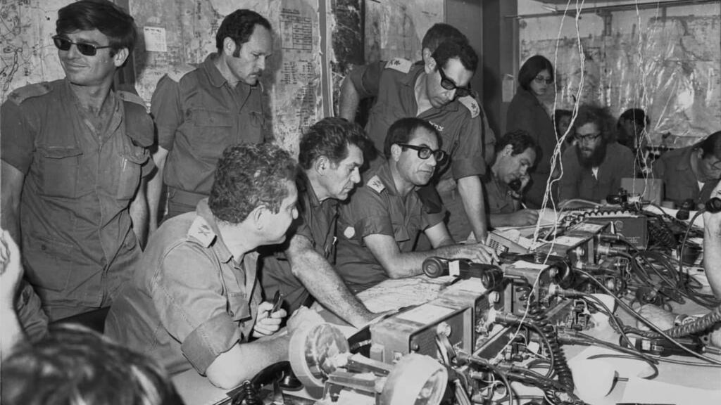 הרמטכ"ל דוד אלעזר (דדו) בחמ''ל באום בחזית הדרום (צילום: דובר צה''ל, ארכיון צה''ל במשרד הביטחון) הרמטכ"ל דוד אלעזר בחמ"ל באום בחזית הדרום