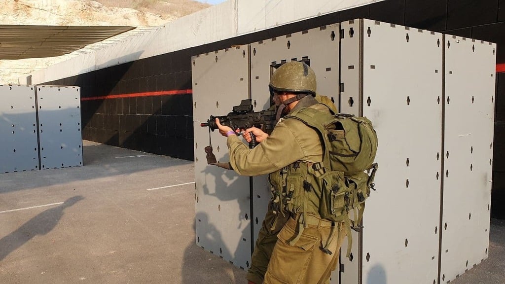 מתאמנים בצה"ל. פיילוט להסרת מסכות ביחידות מחוסנות (צילום: יואב זיתון) מתקן אימון לחימה "שורק" של מכללת תעש אלביט