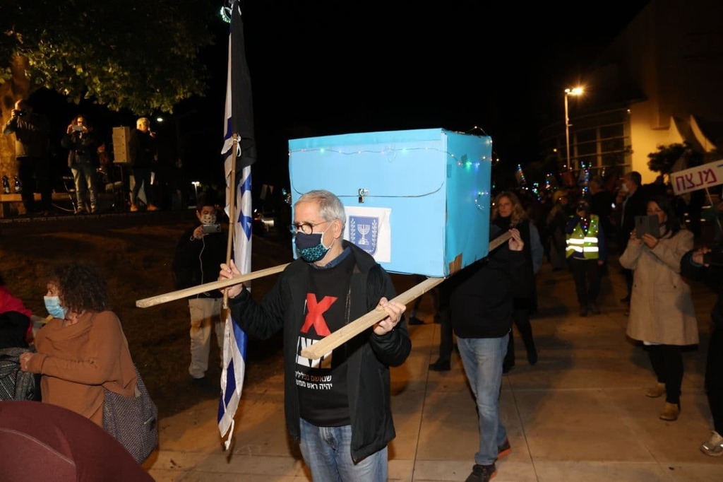 מלווים את הקולות האבודים למנוחות. המחאה בת"א (צילום: מוטי קמחי) מחאת הקולות האבודים בכיכר הבימה בת"א