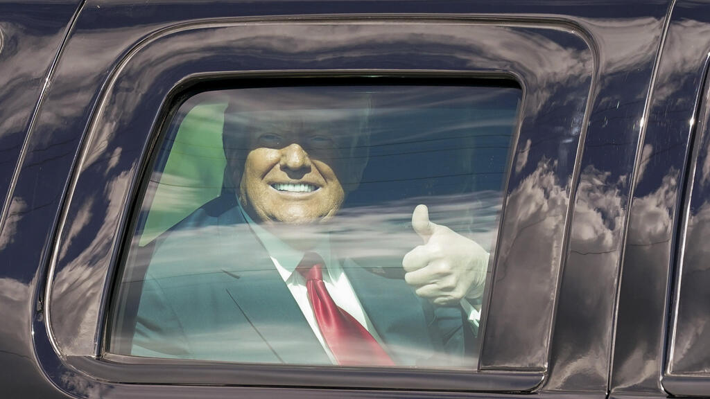 Trump gives thumbs up to his supporters after election loss (Photo: AP) דונלד טראמפ מחייך לתומכיו בדרך לאחוזתו ב פלורידה