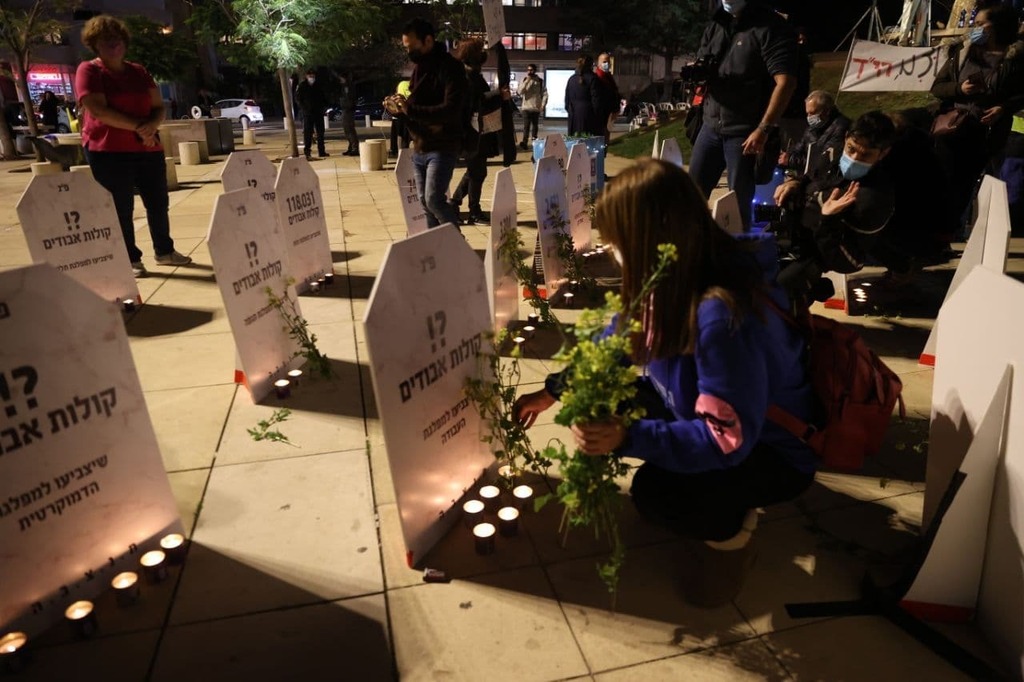 מצבות עם שמות המפלגות בכיכר הבימה (צילום: מוטי קמחי) מחאת הקולות האבודים בכיכר הבימה בת"א