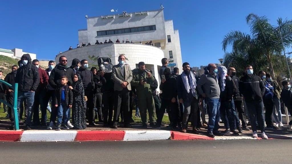 המפגינים בצהריים צעיר נרצח באום אל פחם בסמוך להפגנה של המגזר הערבי נגד אלימות