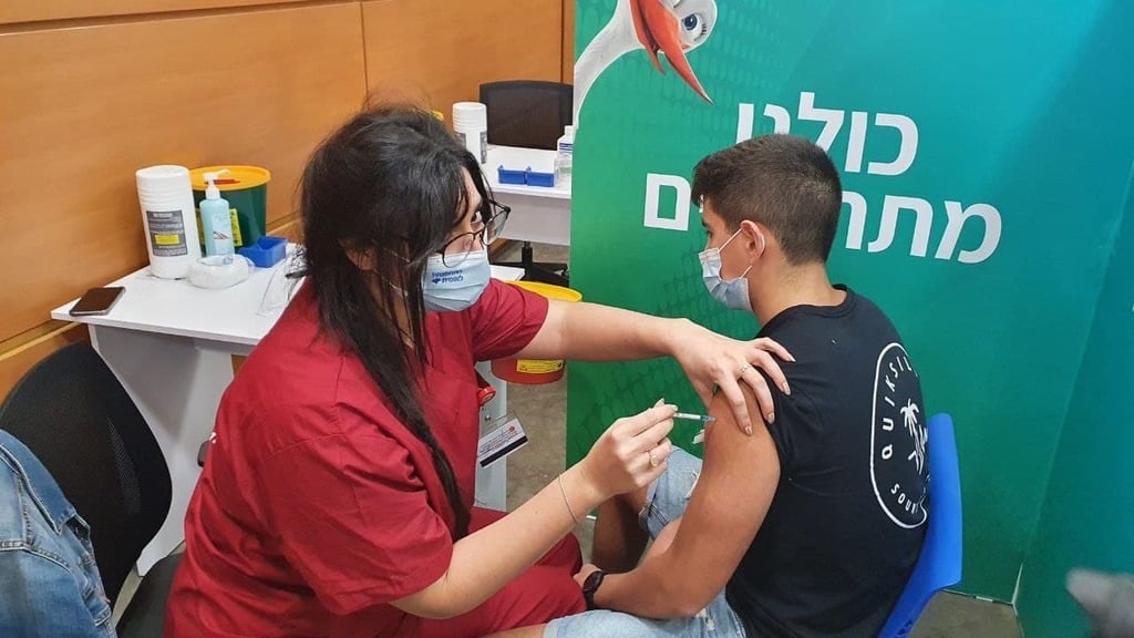 איתי מתחסן בתל אביב