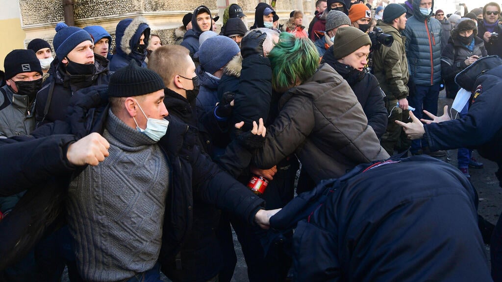 מעצרים בוולדיווסטוק (צילום: AFP) מעצר מפגינים תומכי נבלני