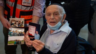 ניצול השואה יוסף קליינמן מקבל את חיסון הקורונה השני