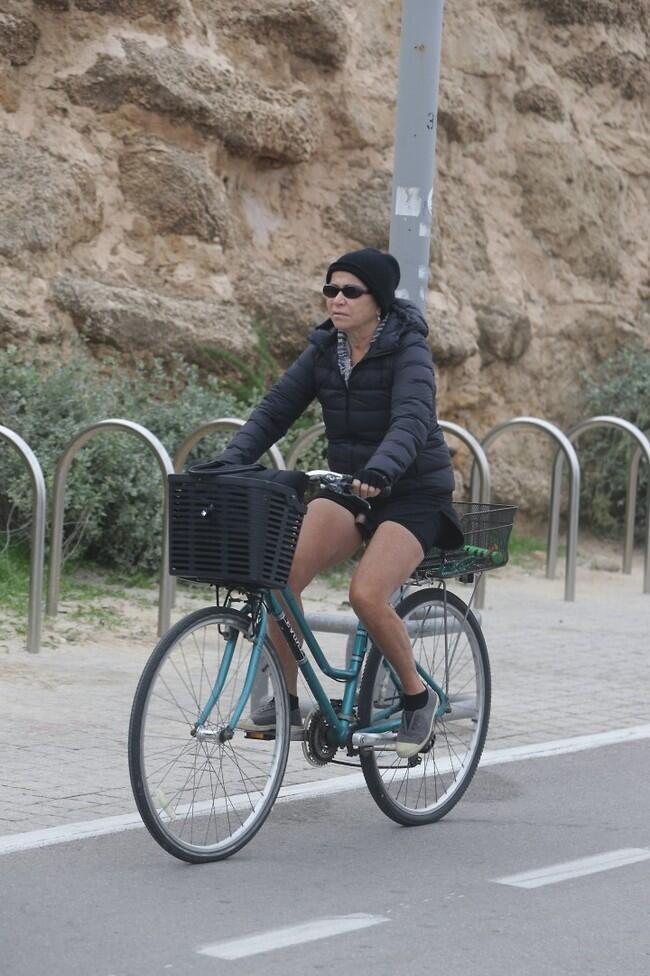 רוכבת בקור של ינואר (צילום: מוטי לבטון) רוכבת בקור של ינואר