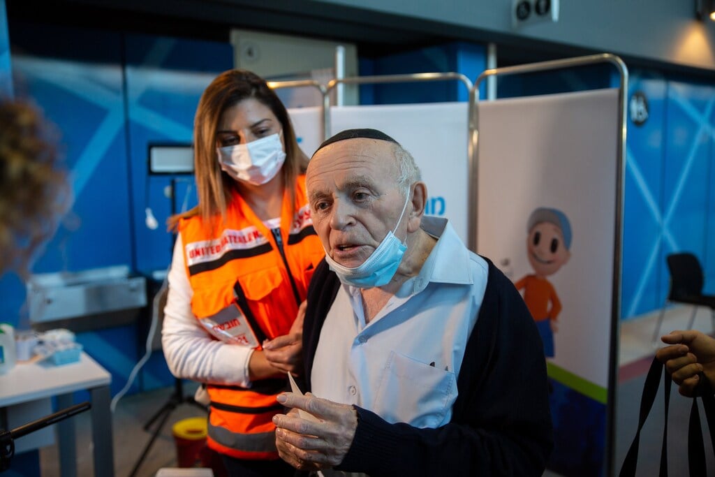 ניצול השואה יוסף קליינמן מקבל את חיסון הקורונה השני