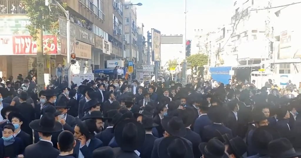 אלפים מפגינים בבני ברק