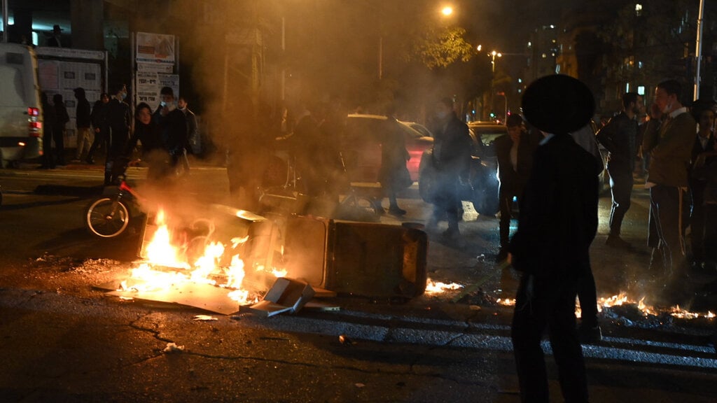 Rioters in Bnei Brak set trash cans on fire (Photo: Yair Sagi ) הפרות סדר ועימותים בבני ברק