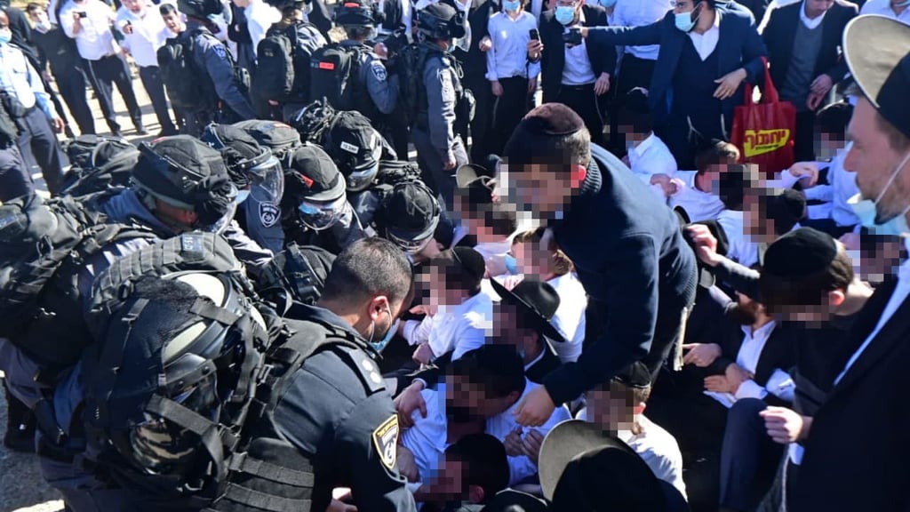 Ultra-Orthodox clash with police over violation of coronavirus restrictions in Ashdod in January (Photo: Avi Rokah) עימותים בישיבת גרודנא