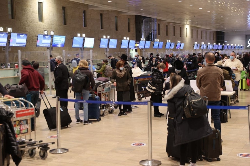 Israelis leaving the country before the closure of Ben-Gurion Airport (Photo: Moti Kimchi) התורים בנתב"ג שעתיים לפני סגירתו