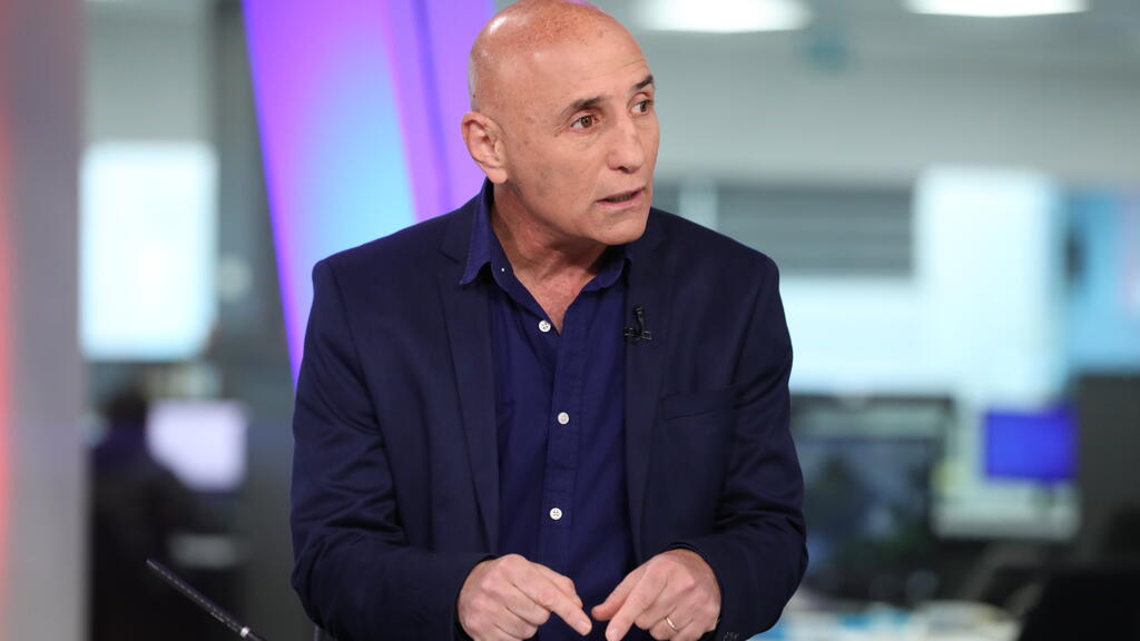 עפר שלח. גם דמוקרטיה היא היום לא יותר מכיתוב על החולצה (צילום: הדר יואביאן) עפר שלח באולפן ynet