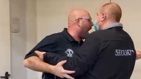 עימות פיזי בין אנשי הפועל חולון והפועל חיפה