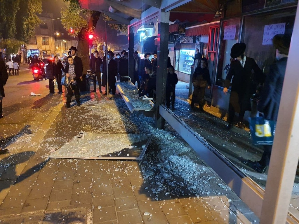 תחנת אוטובוס ששברו המפגינים בירושלים
