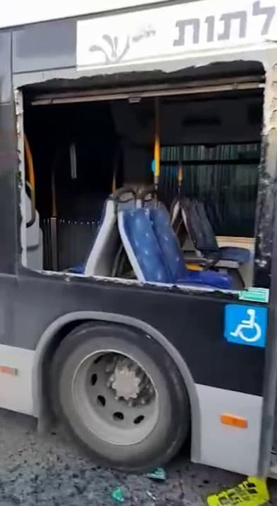 תיעוד של אוטובוס אגד מירושלים לאחר שבמסגרת הפגנות החרדים בירושלים נופצו כל שמשותיו