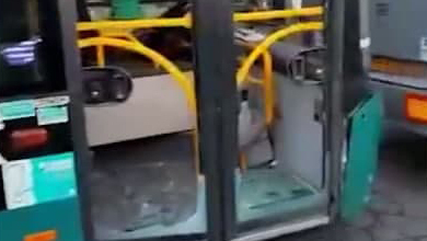 תיעוד של אוטובוס אגד מירושלים לאחר שבמסגרת הפגנות החרדים בירושלים נופצו כל שמשותיו