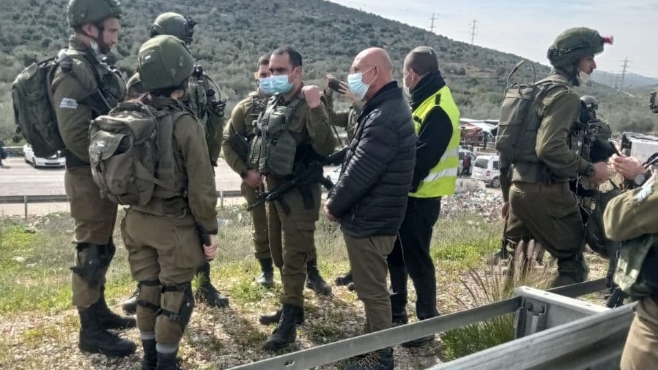 עם הגב: הלוחמת שנאבקה במחבל (צילום: דוברות עיריית אריאל) עם הגב: הלוחמת שסיכלה את הפיגוע סמוך לאריאל וזכתה לשבחים על תפקודה מקצינים בכירים באוגדת איו"ש