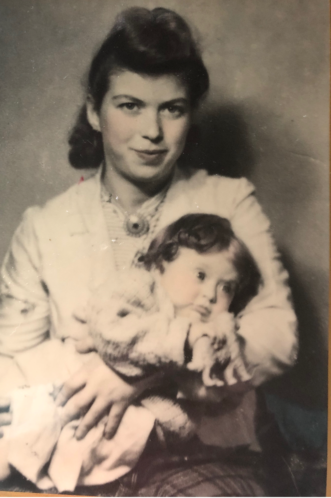 Dora Rapaport had just one photo of herself and her daughter Eva (Photo: Courtesy of the family) דורה ובתה האבודה אוה. "לפעמים אמא ישנה עם התמונה"