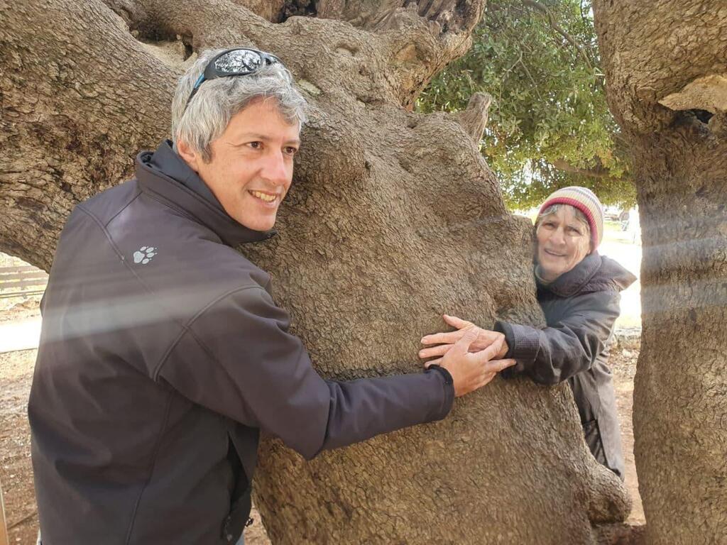 אסף קמר וסימה גיליס מחבקים