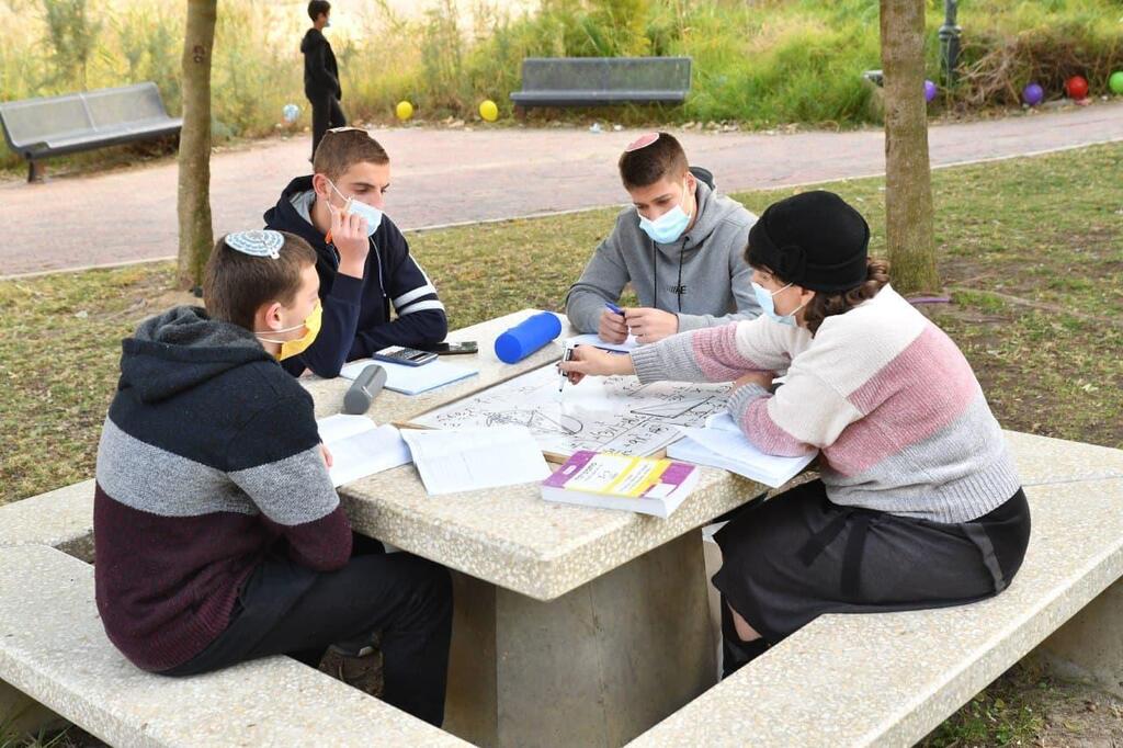 המורה אורה אדלר. מסייעת לתלמידים להתכונן לבחינות הבגרות (צילום: חיים הורנשטיין) אורה אדלר מירוחם מכינה את התלמידים לבגרות על ספסל בגינה