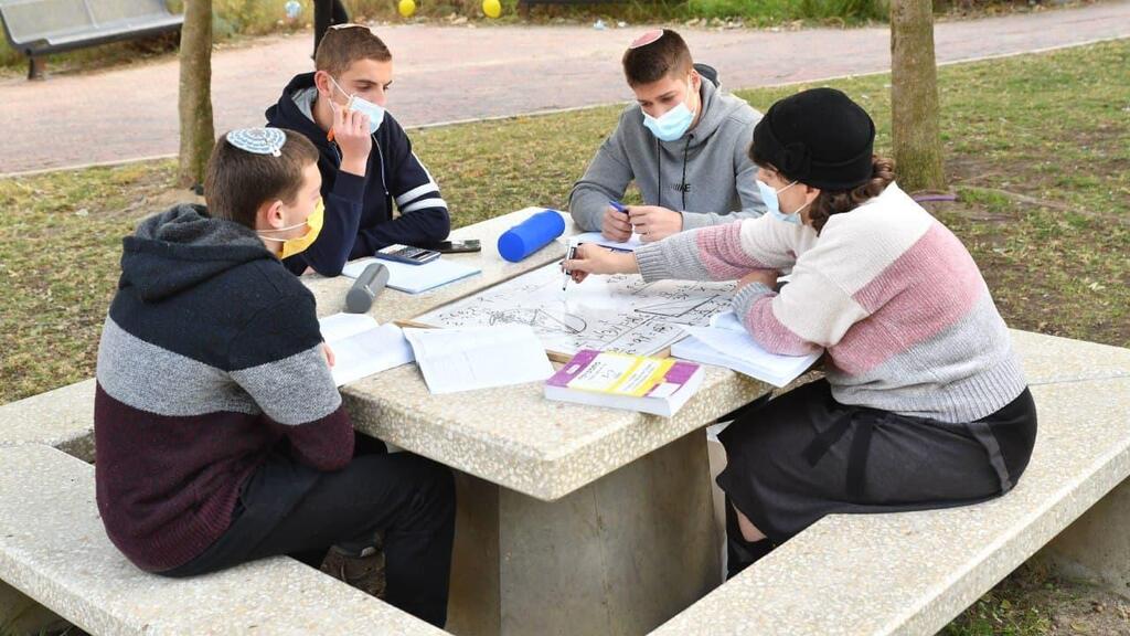 מתכוננים לבחינה בירוחם, בחודש שעבר (צילום: חיים הורנשטיין) אורה אדלר מירוחם מכינה את התלמידים לבגרות על ספסל בגינה
