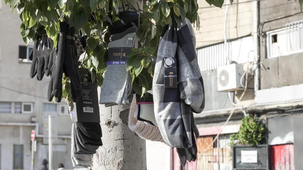 חלוקת ציוד לחורף לדרי רחוב (צילום: אייל ושובל קרול) חלוקת ציוד לחורף לדרי רחוב