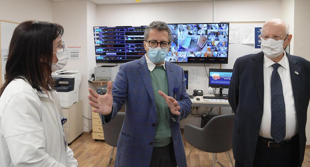 הנשיא ריבלין שוחח עם יולדת חולת קורונה ופגש את צוותי מחלקות הקורונה באיכילוב