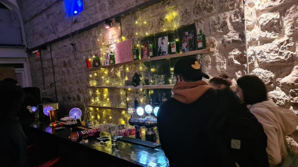 קנסות חולקו למבלים ולבעלי שני פאבים בחיפה. תיעוד מפעילות המשטרה (צילום: דוברות המשטרה ) תיעוד מפעילות המשטרה בחיפה