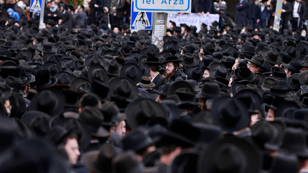 הלוויית הענק בירושלים. "לא בטוח שחוק הקנסות שינה משהו" (צילום: AFP) הלוויה בירושלים