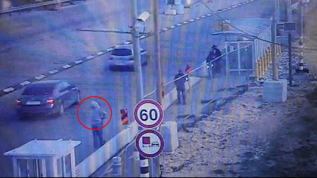ניסיון הפיגוע בצומת גוש עציון. המחבל מוקף בעיגול (מתוך מצלמות האבטחה) ניסיון פיגוע בצומת גוש עציון: מחבל ניסה לדקור חיילים - ונורה