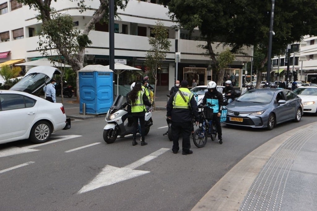 Police officers in central Tel Aviv enforcing lockdown travel restrictions (Photo: Moti Kimchi) שוטרים אוכפים את הסגר השלישי בכיכר דיזנגוף בתל אביב
