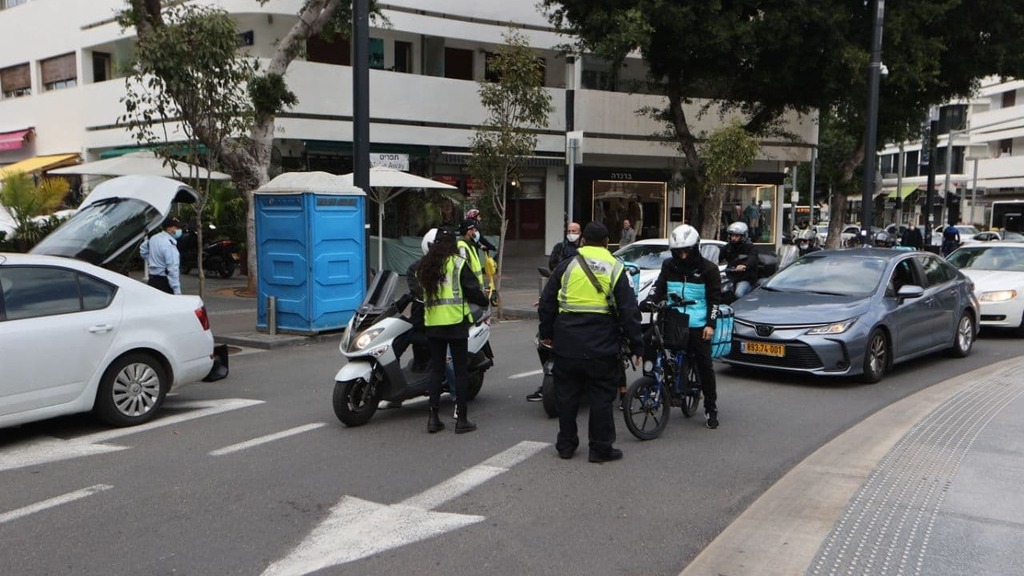 שוטרים אוכפים את הסגר השלישי בכיכר דיזנגוף בתל אביב