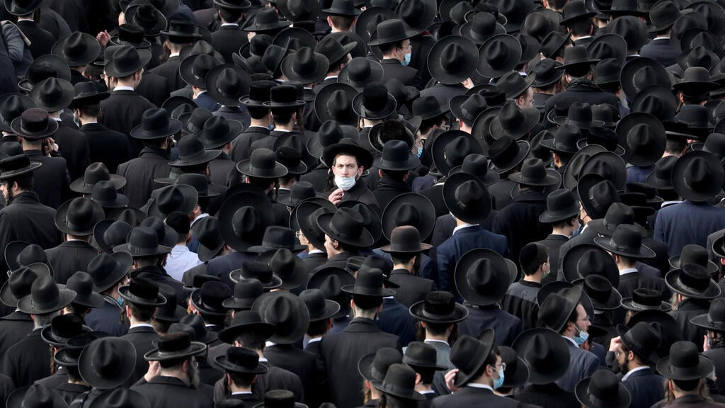 Tens of thousands of Ultra-Orthodox men attend the Jerusalem funeral of a rabbi that broke coronavirus restrictions, Jan. 2021 (Photo: EPA) הלוויה בירושלים