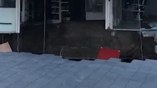 הרצפה שקרסה (צילום: גיל יוחנן) רצפת חנות קרסה לחניון שמתחתיה במרכז ירושלים