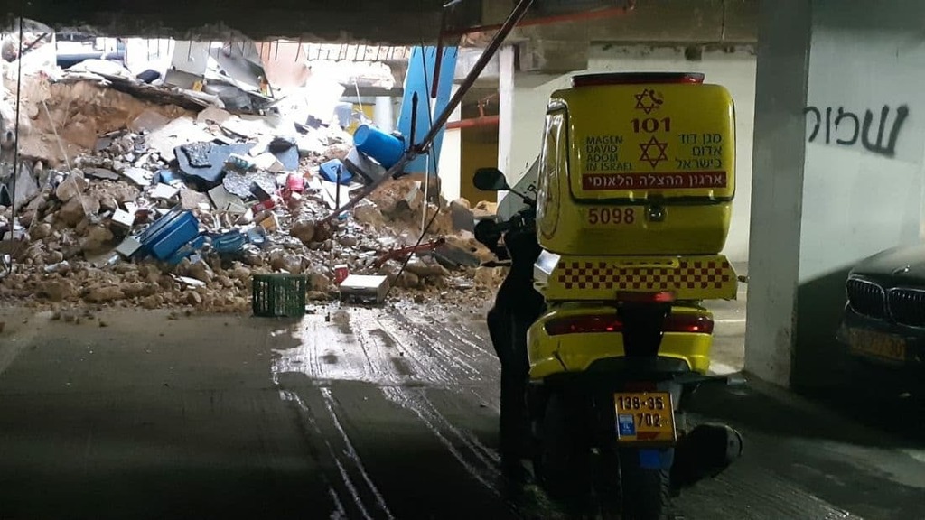 זירת האירוע בירושלים (צילום: תיעוד מבצעי מד"א) רצפת חנות קרסה לחניון שמתחתיה במרכז ירושלים