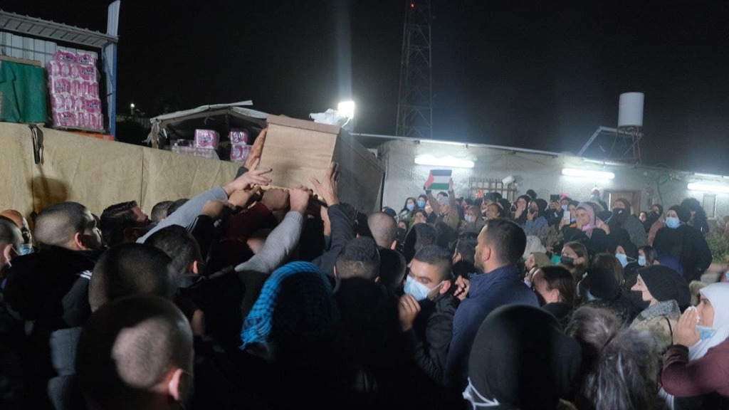 אלפים באו להיפרד בניגוד להנחיות (צילום: פאדי אמון) הלוויתו של אחמד חג'אזי