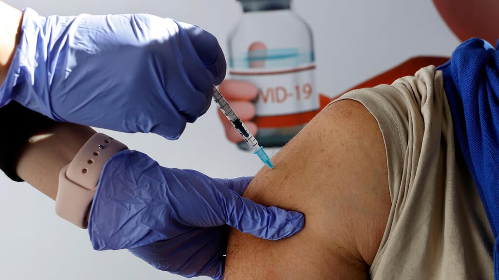 A medic administers Pfizer's coronavirus vaccine in Petah Tikva (Photo: AFP) זריקה חיסון של פייזר ב מרכז חיסונים ב פתח תקווה