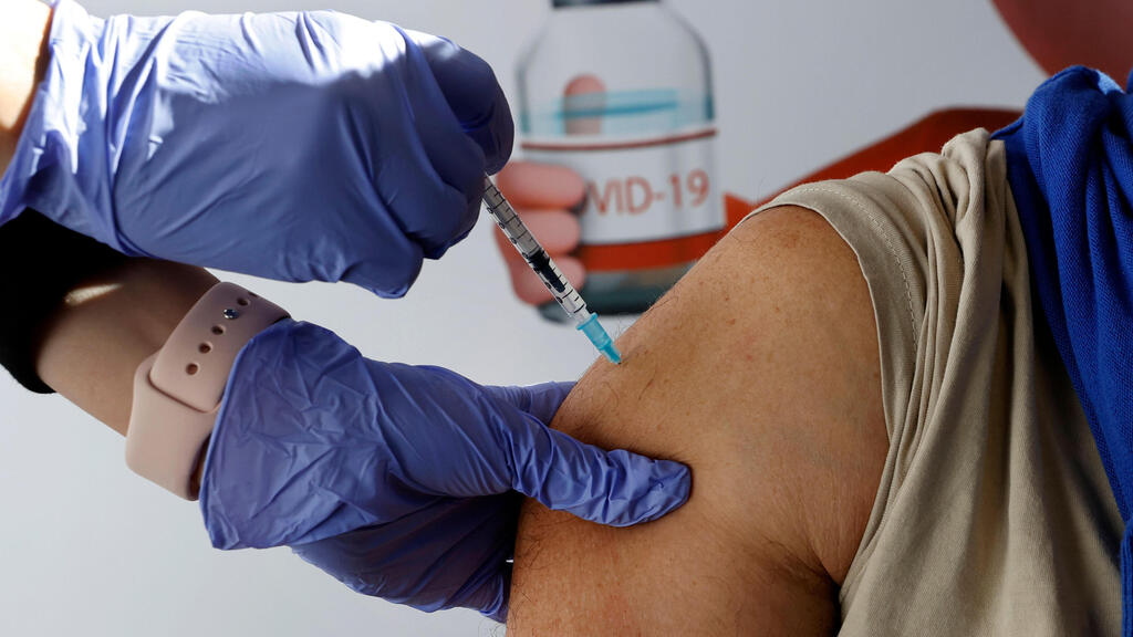 Pfizer's COVID vaccine was developed using mRNA technology (Photo: AFP) זריקה חיסון של פייזר ב מרכז חיסונים ב פתח תקווה