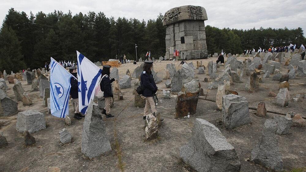  Israeli youths with their national flags march by the monument to some 900,000 European Jews killed by the Nazis between 1941 and 1944 at the Treblinka death and labor camp