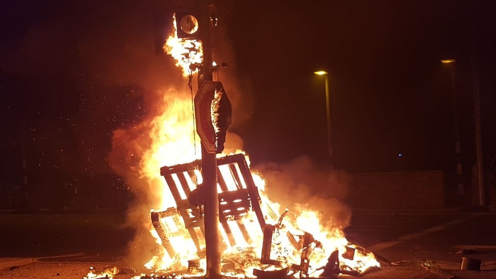 הצתת הרמזור במחאה בטמרה שריפת רמזור בטמרה