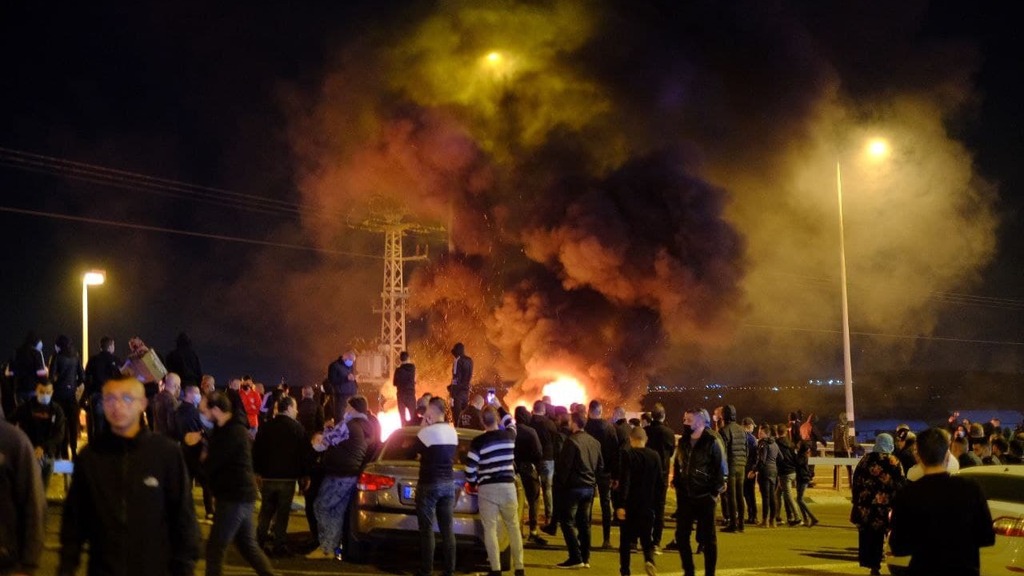 המפגינים הבעירו צמיגים (צילום: פאדי אמון) הפגנה בטמרה נגד מותו של הסטודנט הערבי אחמד חג'אזי