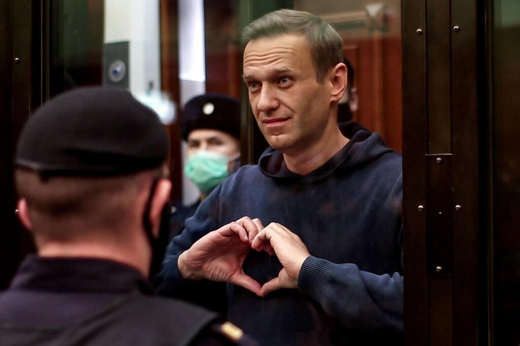 אלכסיי נבלני בבית משפט במוסקבה רוסיה (צילום: AFP) אלכסיי נבלני בית משפט ב מוסקבה רוסיה