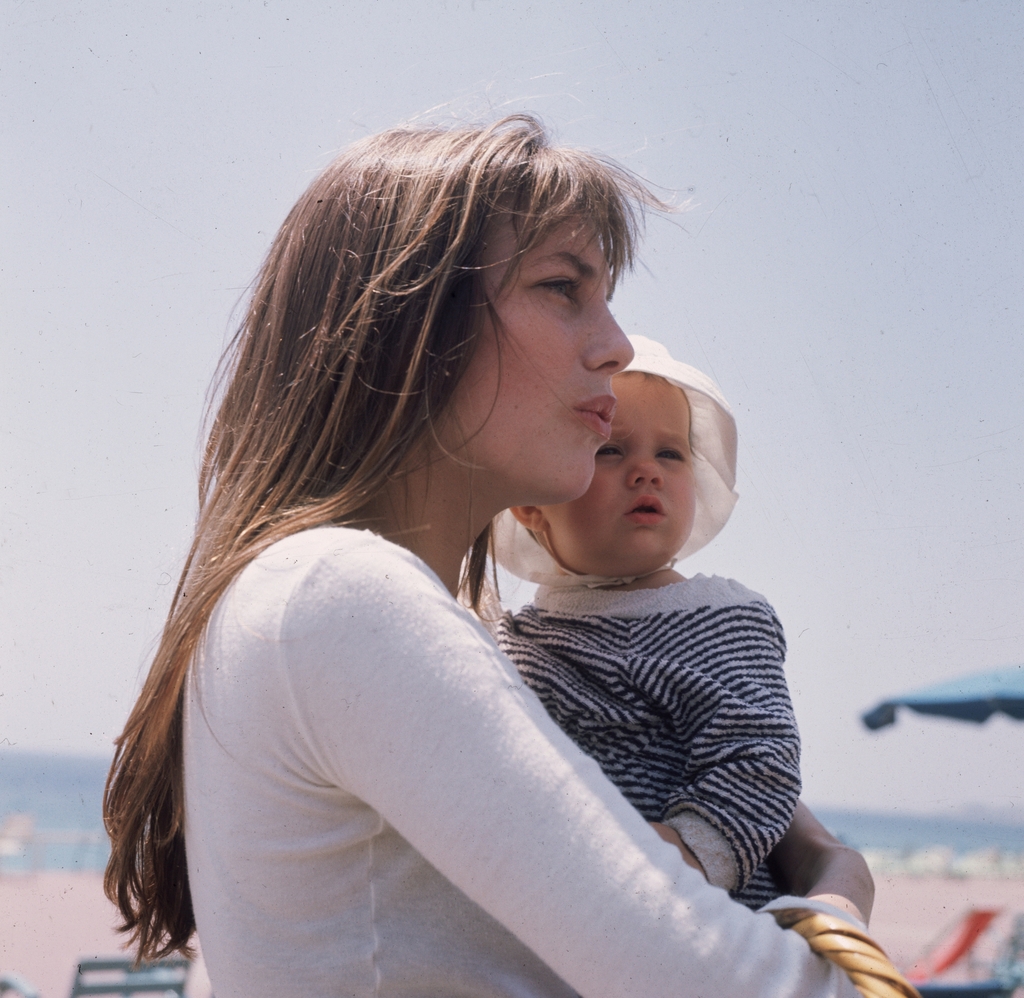 ג'יין בירקין ובתה שרלוט גינסבורג, 1972 (צילום: Getty Images) ג'יין בירקין ושרלוט גינסבורג, 1972
