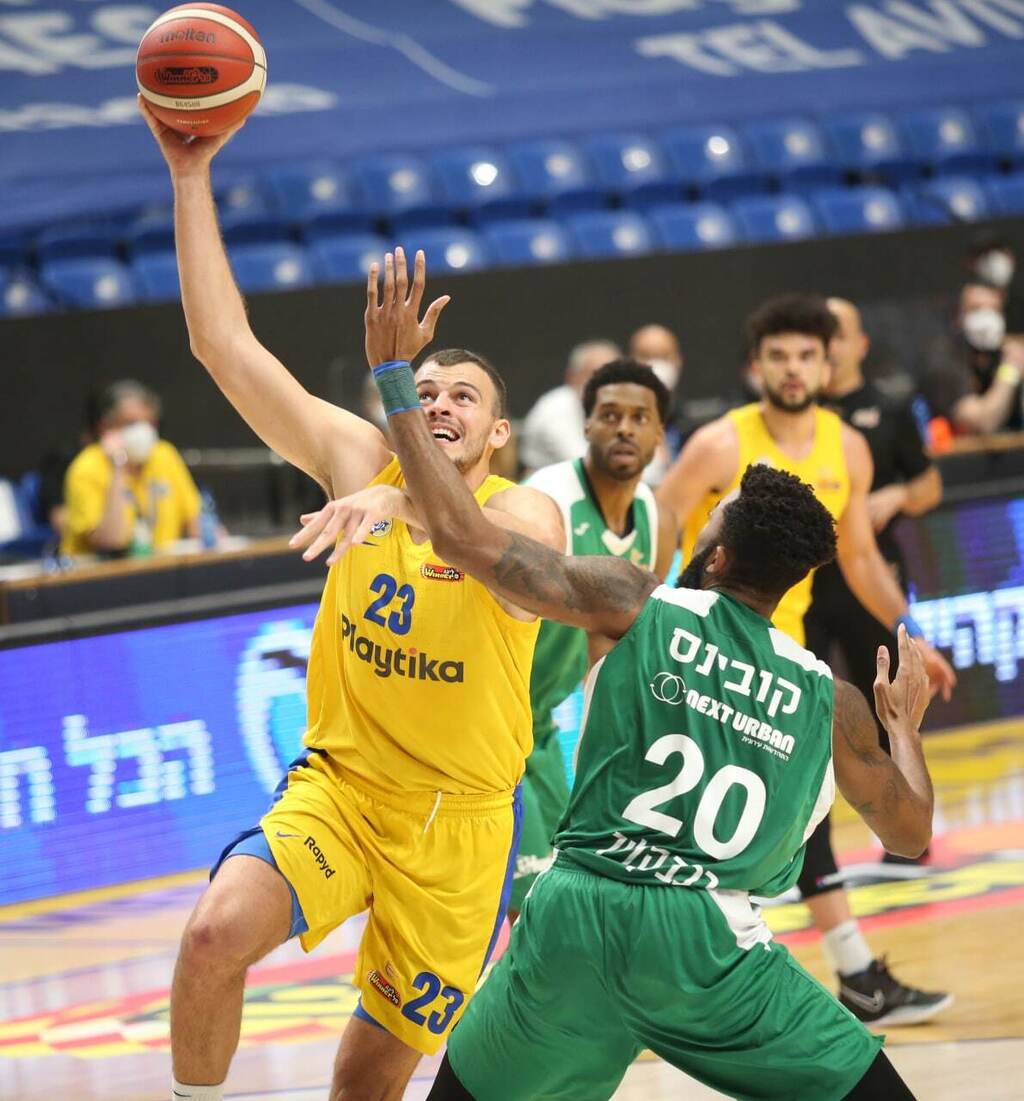 קובינס מנסה לחסום את ז'יז'יץ' בדרך לסל (צילום: אורן אהרוני) קובינס מנסה לחסום את ז'יז'יץ' בדרך לסל